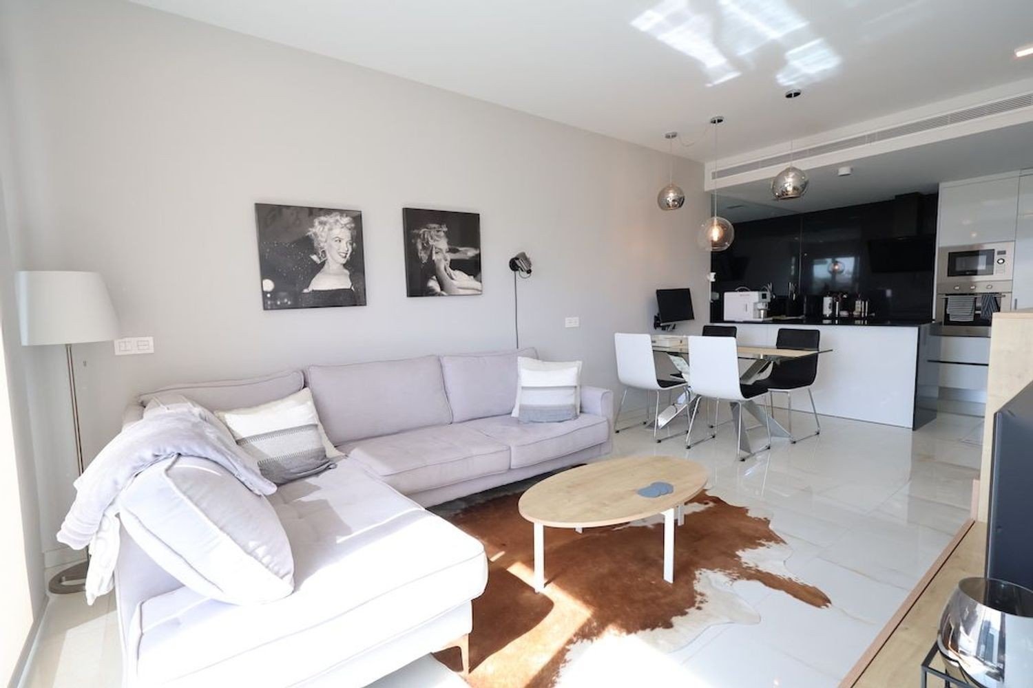 Südlich ausgerichtete Wohnung mit Blick auf Garten und Pool Diese bezugsfertige Zwei-Schlafzimmer-Wohnung im zweiten Stock vereint Sonne, Komfort und