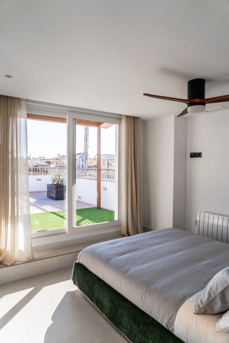 Im Herzen von La Zenia (Orihuela Costa) vereint dieses luxuriöse 122 m² große Apartment Privatsphäre, modernes Design und mediterranen Komfort . Es b