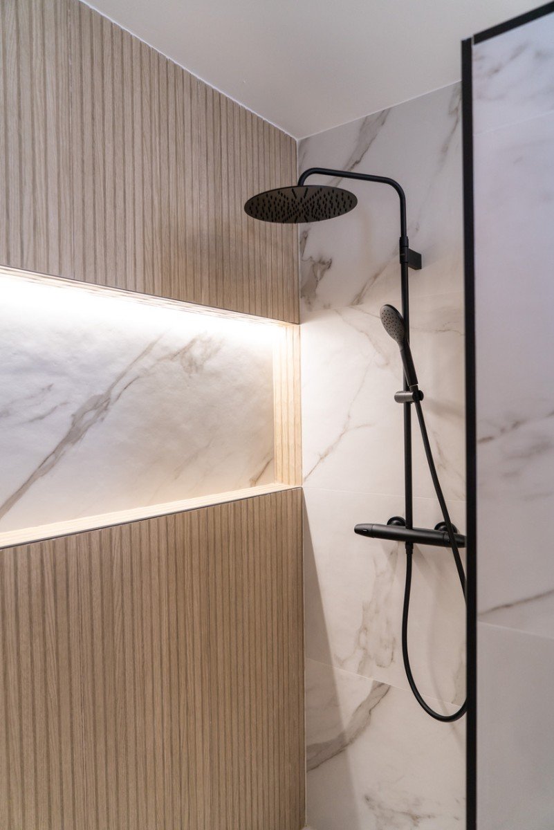 Im Herzen von La Zenia (Orihuela Costa) vereint dieses luxuriöse 122 m² große Apartment Privatsphäre, modernes Design und mediterranen Komfort . Es b