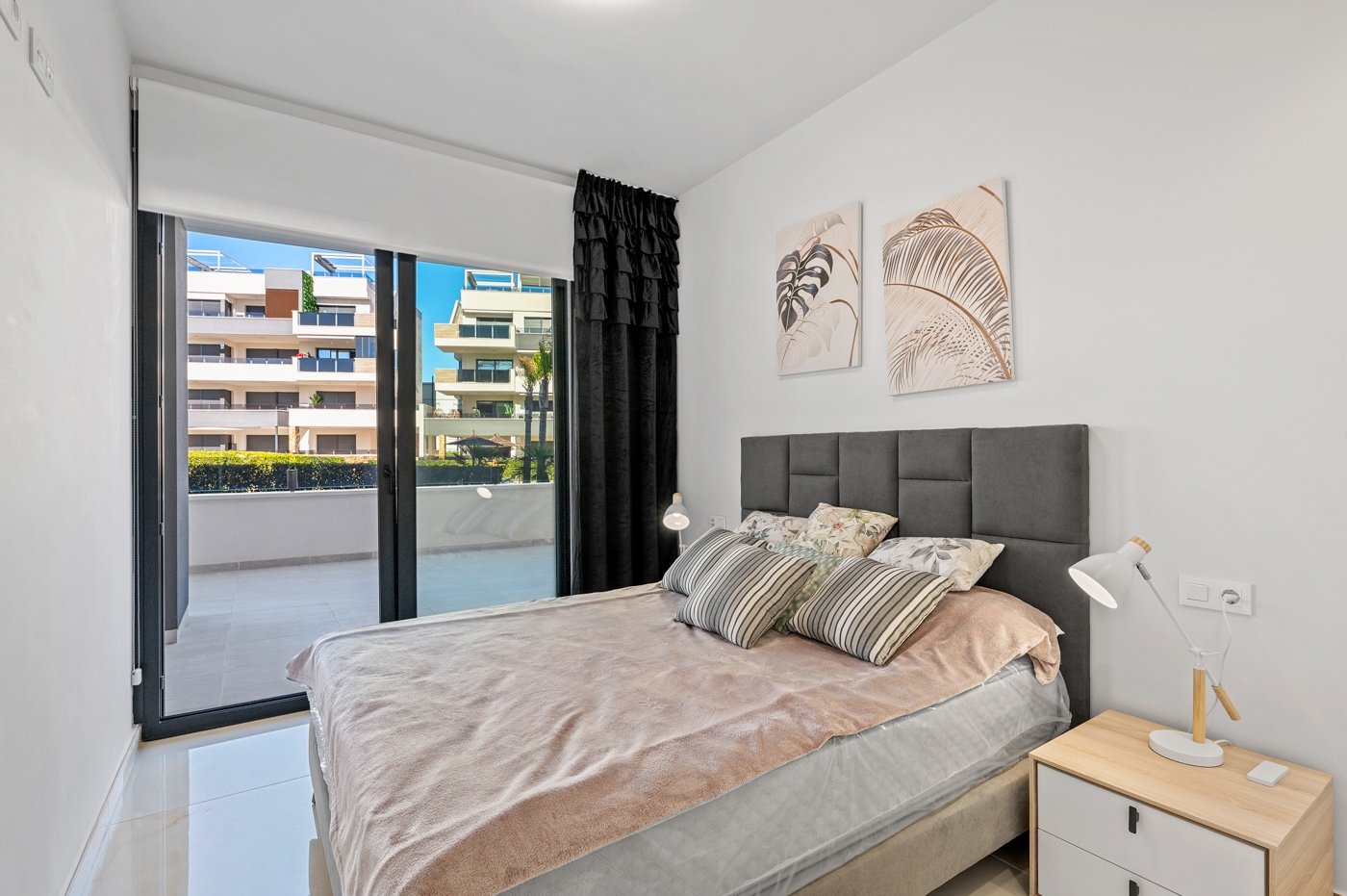 In einer der begehrtesten Lagen von Playa Flamenca an der Orihuela Costa präsentieren wir Ihnen diese exklusive Eck-Erdgeschosswohnung in einem erst