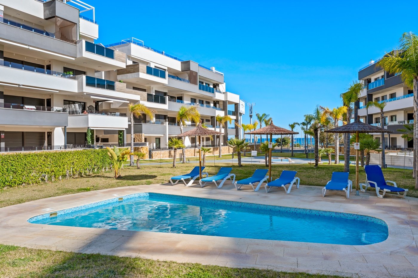 In einer der begehrtesten Lagen von Playa Flamenca an der Orihuela Costa präsentieren wir Ihnen diese exklusive Eck-Erdgeschosswohnung in einem erst