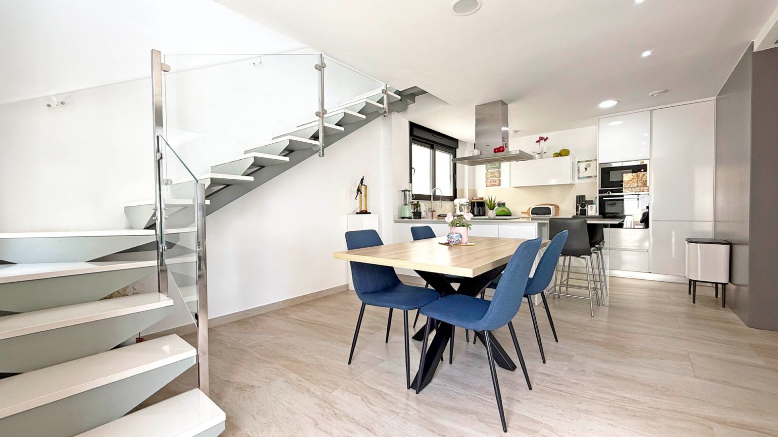  Diese moderne Villa liegt in der begehrten Gegend von Villamartin und bietet eine perfekte Kombination aus Luxus, Komfort und Funktionalität. Das Hau