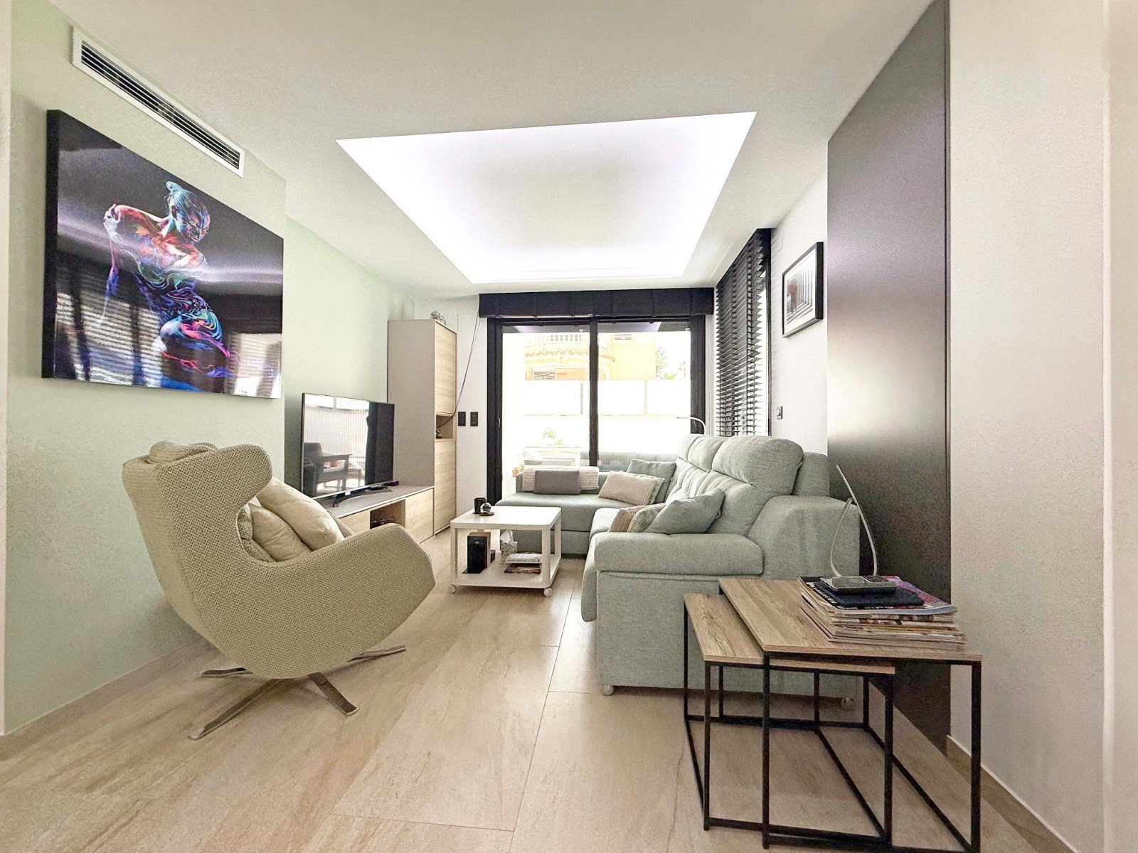  Diese moderne Villa liegt in der begehrten Gegend von Villamartin und bietet eine perfekte Kombination aus Luxus, Komfort und Funktionalität. Das Hau