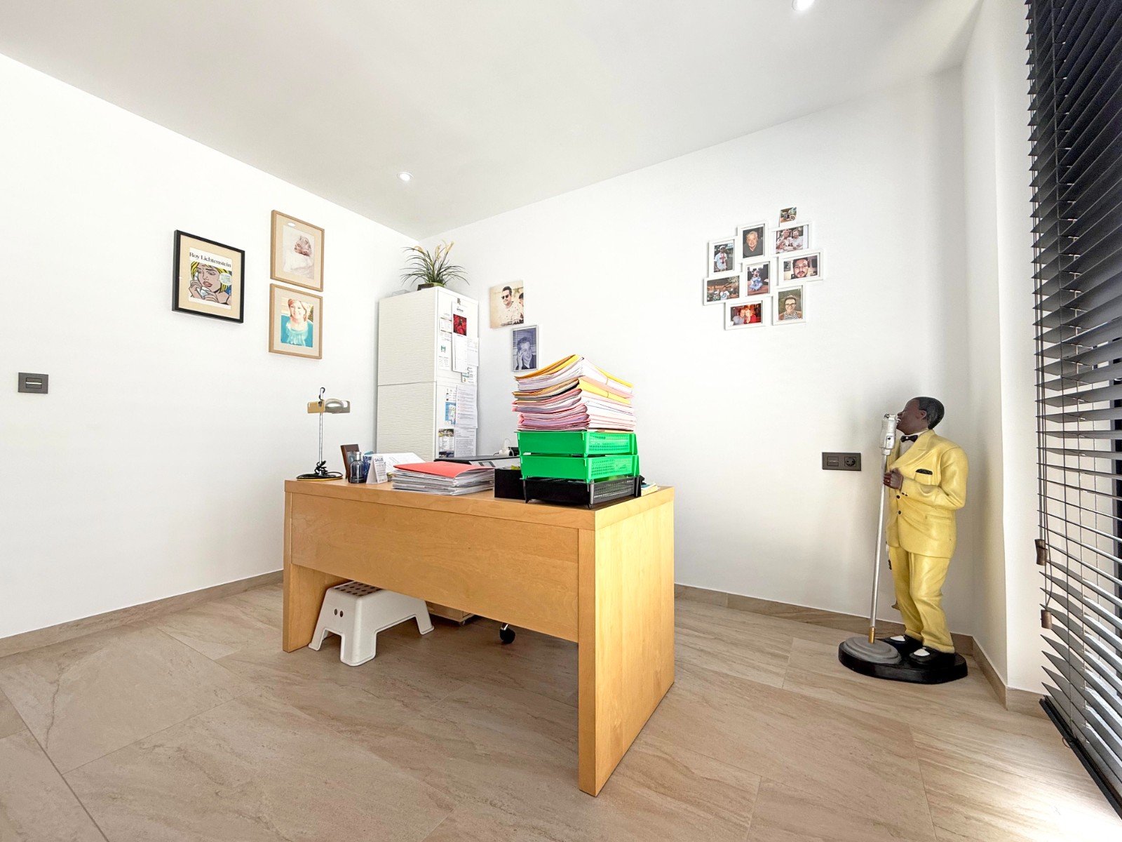  Diese moderne Villa liegt in der begehrten Gegend von Villamartin und bietet eine perfekte Kombination aus Luxus, Komfort und Funktionalität. Das Hau