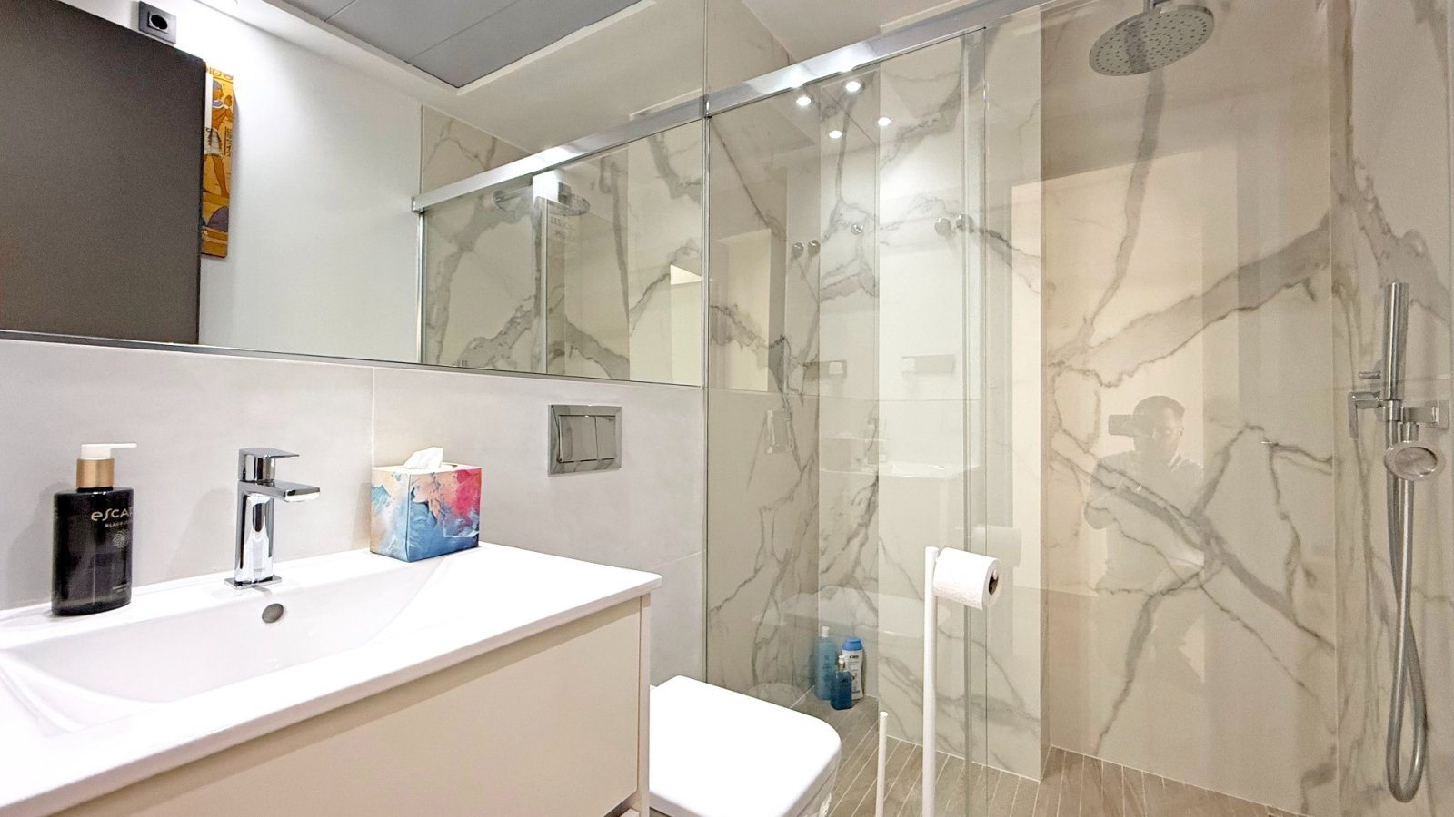  Diese moderne Villa liegt in der begehrten Gegend von Villamartin und bietet eine perfekte Kombination aus Luxus, Komfort und Funktionalität. Das Hau