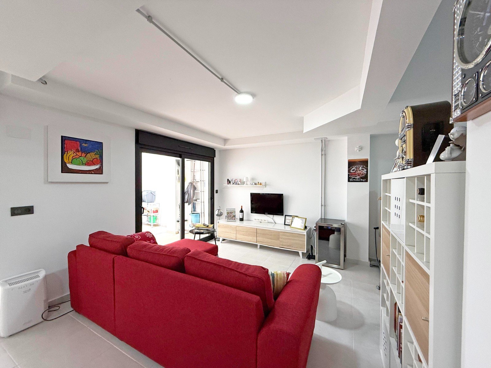  Diese moderne Villa liegt in der begehrten Gegend von Villamartin und bietet eine perfekte Kombination aus Luxus, Komfort und Funktionalität. Das Hau