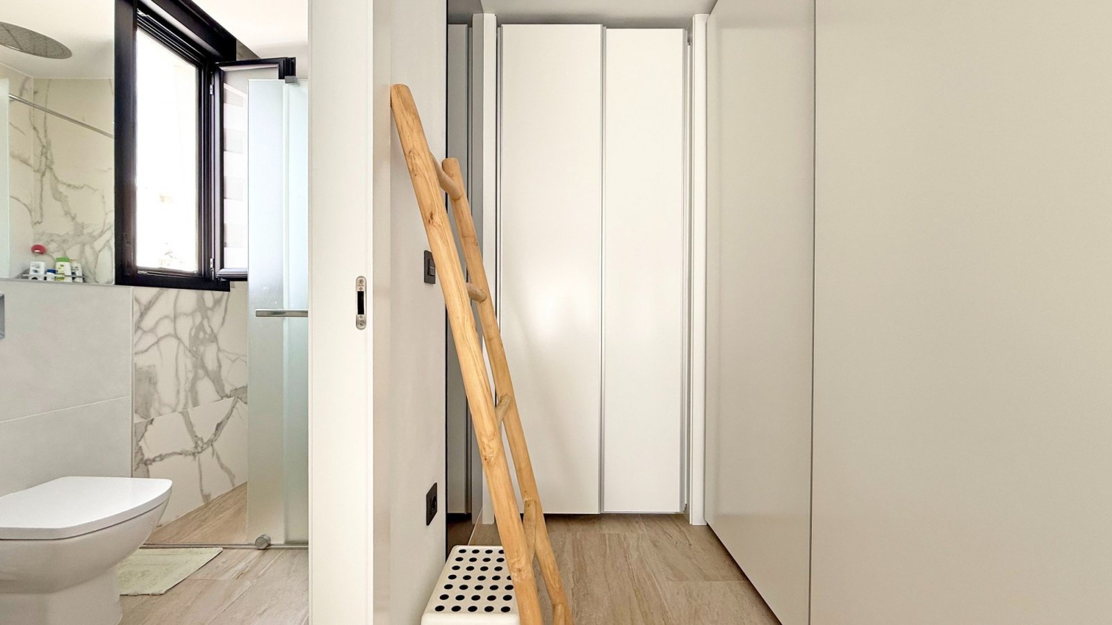  Diese moderne Villa liegt in der begehrten Gegend von Villamartin und bietet eine perfekte Kombination aus Luxus, Komfort und Funktionalität. Das Hau