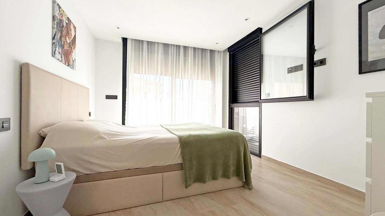  Diese moderne Villa liegt in der begehrten Gegend von Villamartin und bietet eine perfekte Kombination aus Luxus, Komfort und Funktionalität. Das Hau