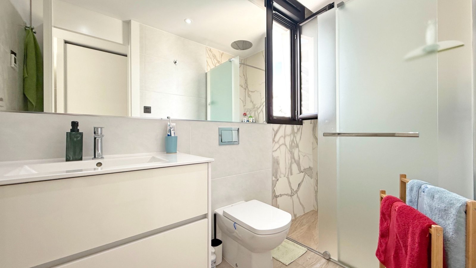  Diese moderne Villa liegt in der begehrten Gegend von Villamartin und bietet eine perfekte Kombination aus Luxus, Komfort und Funktionalität. Das Hau