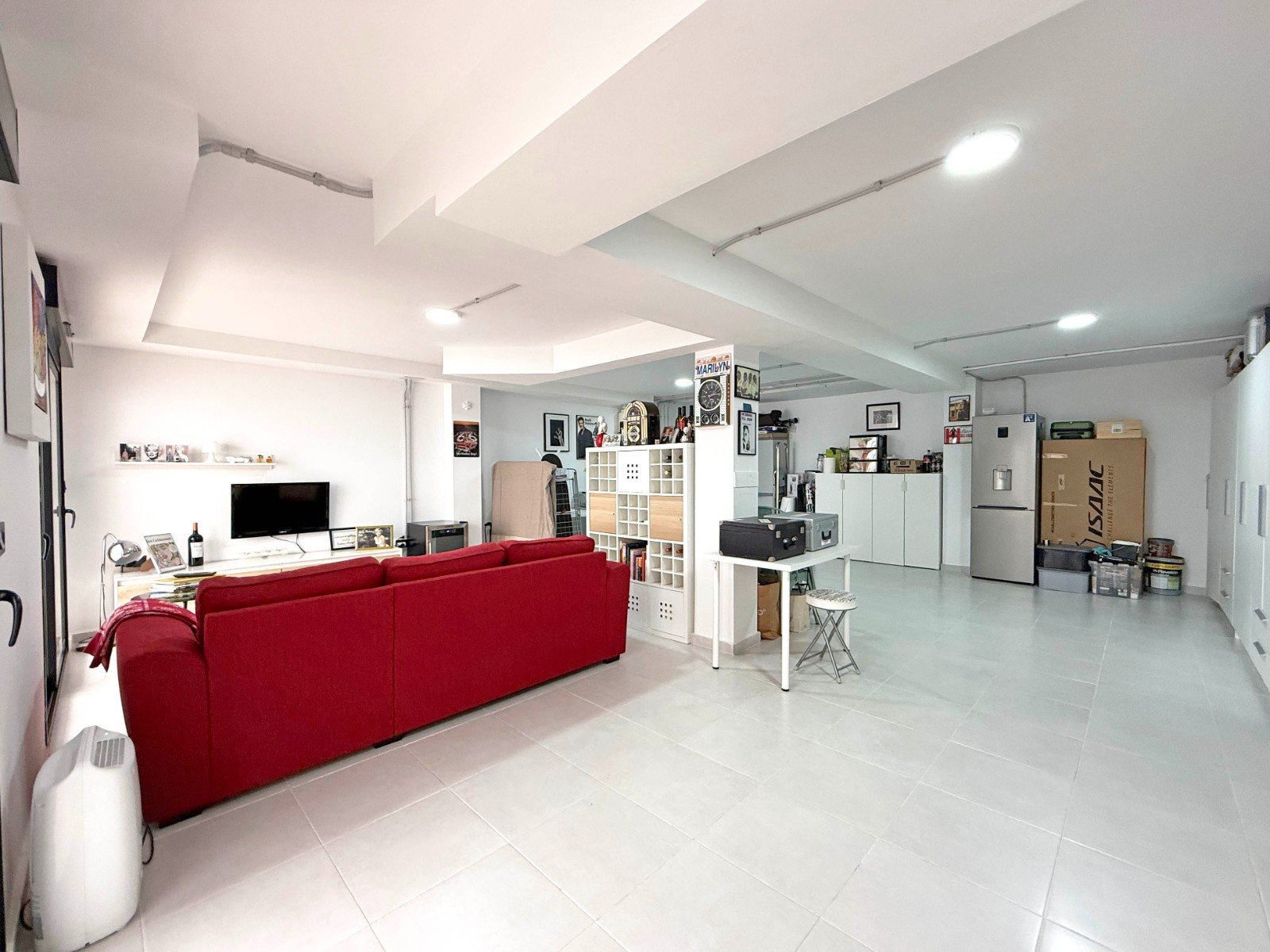  Diese moderne Villa liegt in der begehrten Gegend von Villamartin und bietet eine perfekte Kombination aus Luxus, Komfort und Funktionalität. Das Hau