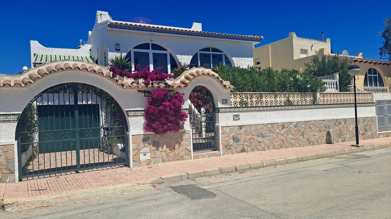 Orihuela Costa:   This charming south-west facing, detached villa, sits on a 437 m² plot and boasts a large private swimming pool, along with generous outdoor space d 