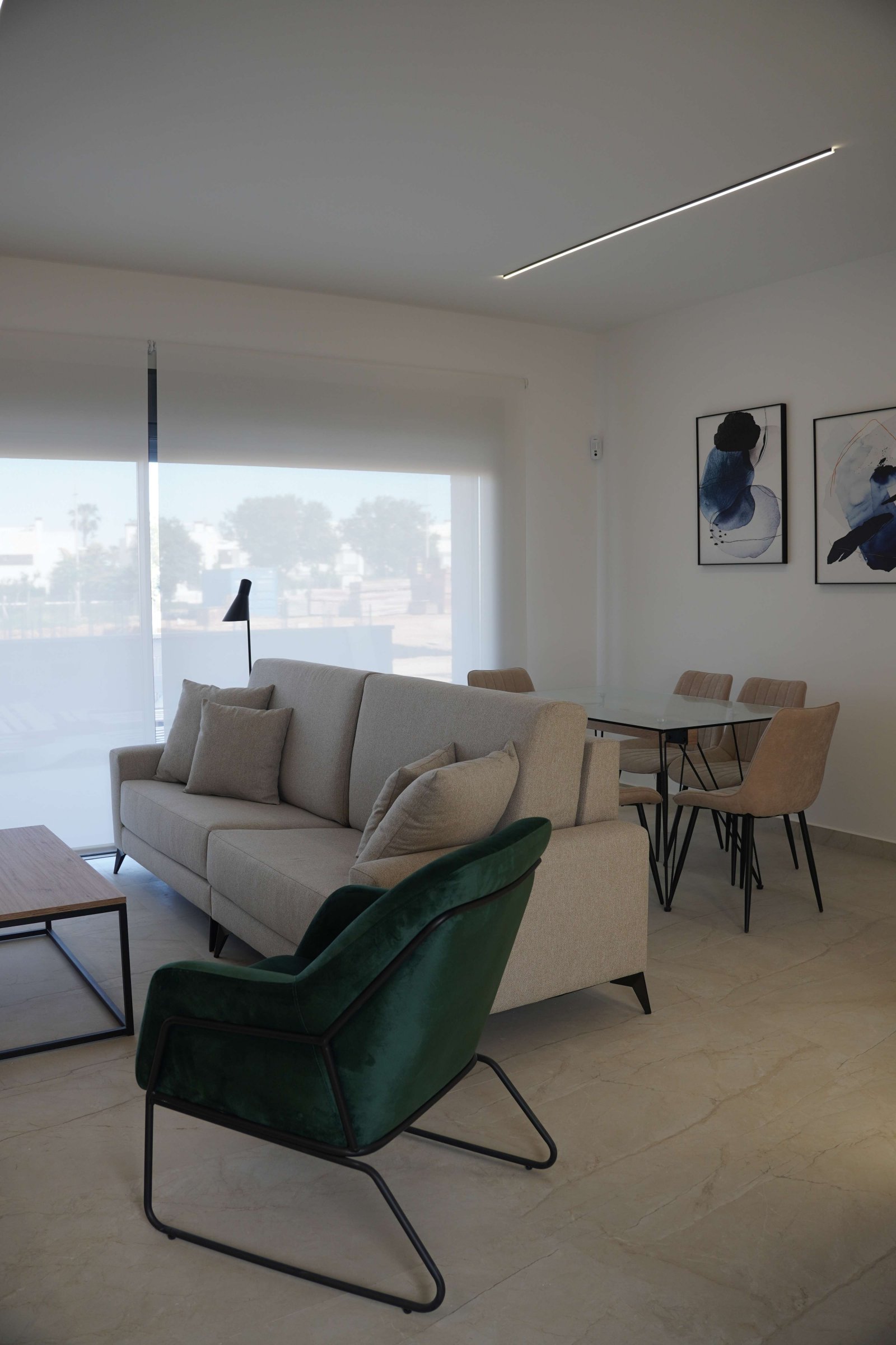 Im charmanten Ort Pilar de la Horadada gelegen, bietet dieses exklusive Bungalow-Ensemble ein einzigartiges Wohnerlebnis. Mit nur sieben verfügbaren