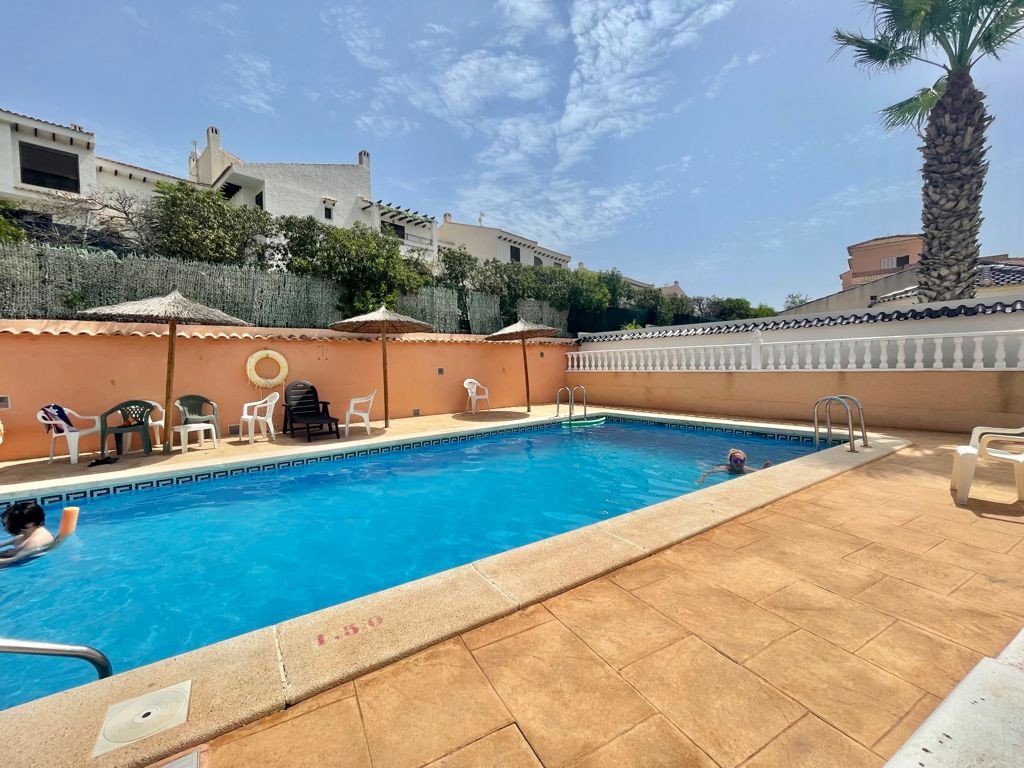 Strategisch gelegenes Reihenhaus, an der Grenze zwischen Playa Flamenca und La Zenia und nur einen kurzen Spaziergang vom sandigen Strand La