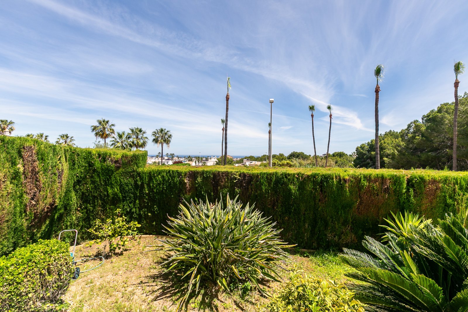  Wir präsentieren Ihnen diese wunderschöne freistehende Villa in der renommierten Urbanisation La Rioja in Villamartín, Orihuela Costa, einer der bege