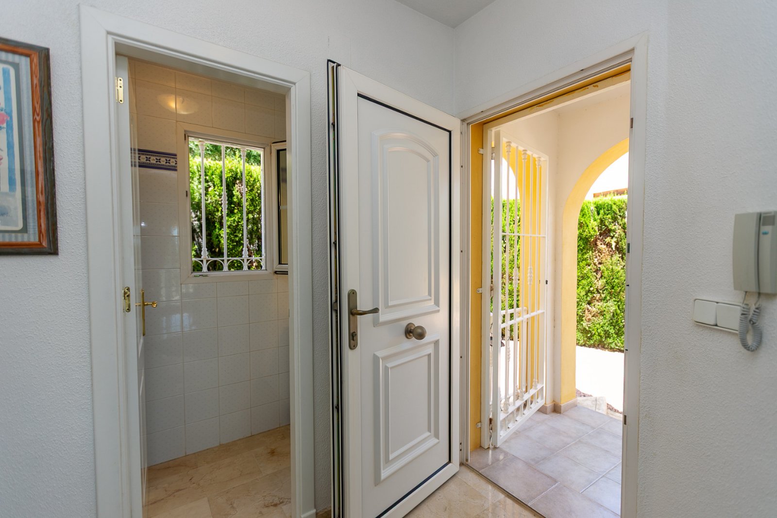  Wir präsentieren Ihnen diese wunderschöne freistehende Villa in der renommierten Urbanisation La Rioja in Villamartín, Orihuela Costa, einer der bege