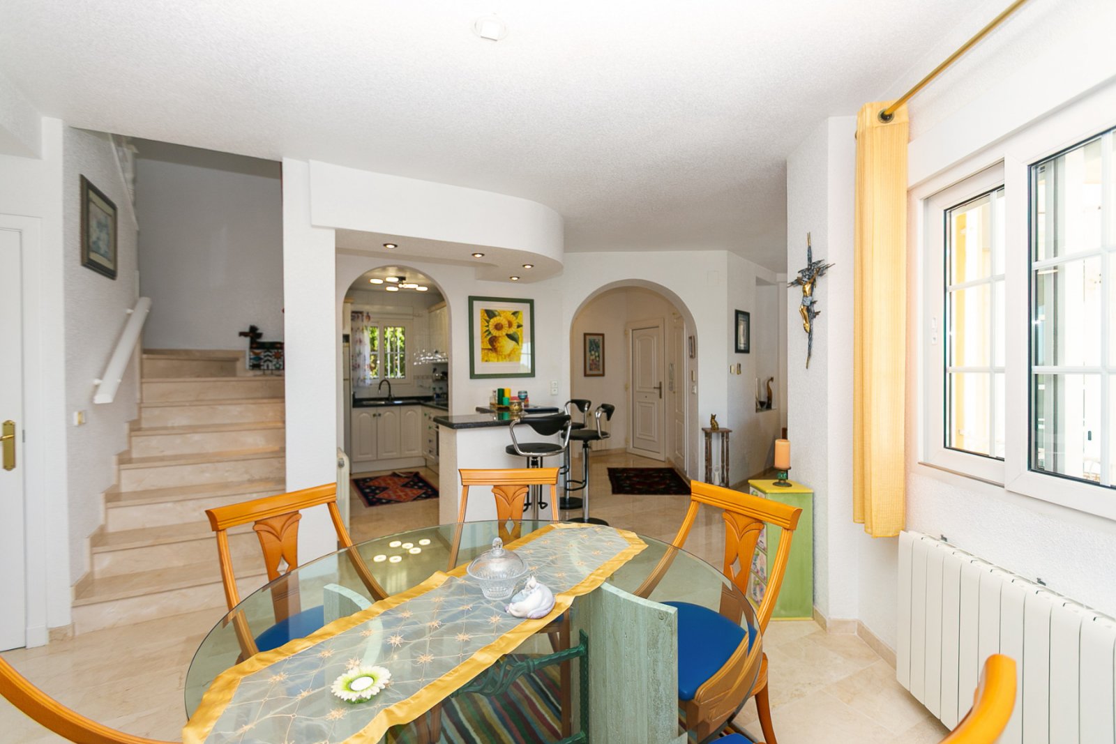  Wir präsentieren Ihnen diese wunderschöne freistehende Villa in der renommierten Urbanisation La Rioja in Villamartín, Orihuela Costa, einer der bege
