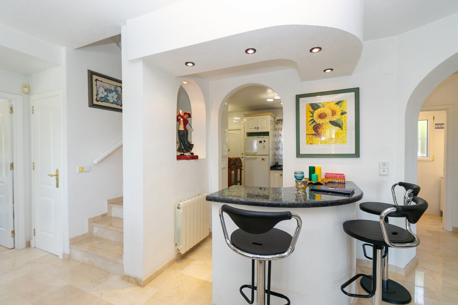  Wir präsentieren Ihnen diese wunderschöne freistehende Villa in der renommierten Urbanisation La Rioja in Villamartín, Orihuela Costa, einer der bege