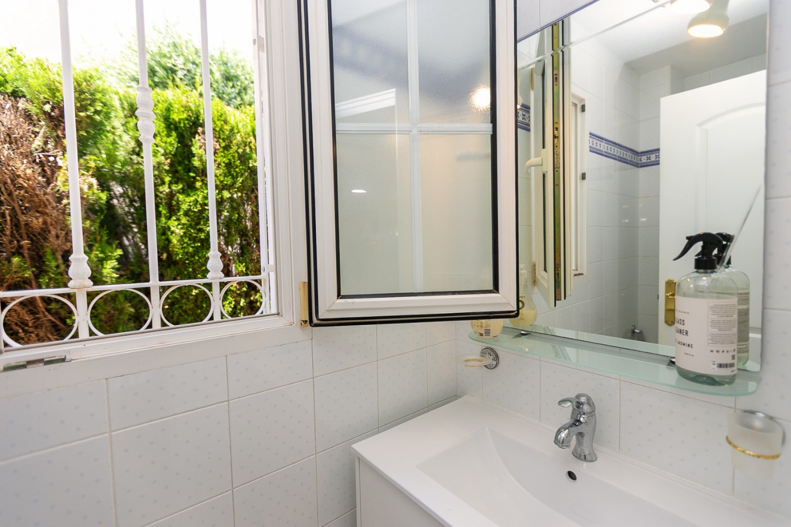  Wir präsentieren Ihnen diese wunderschöne freistehende Villa in der renommierten Urbanisation La Rioja in Villamartín, Orihuela Costa, einer der bege