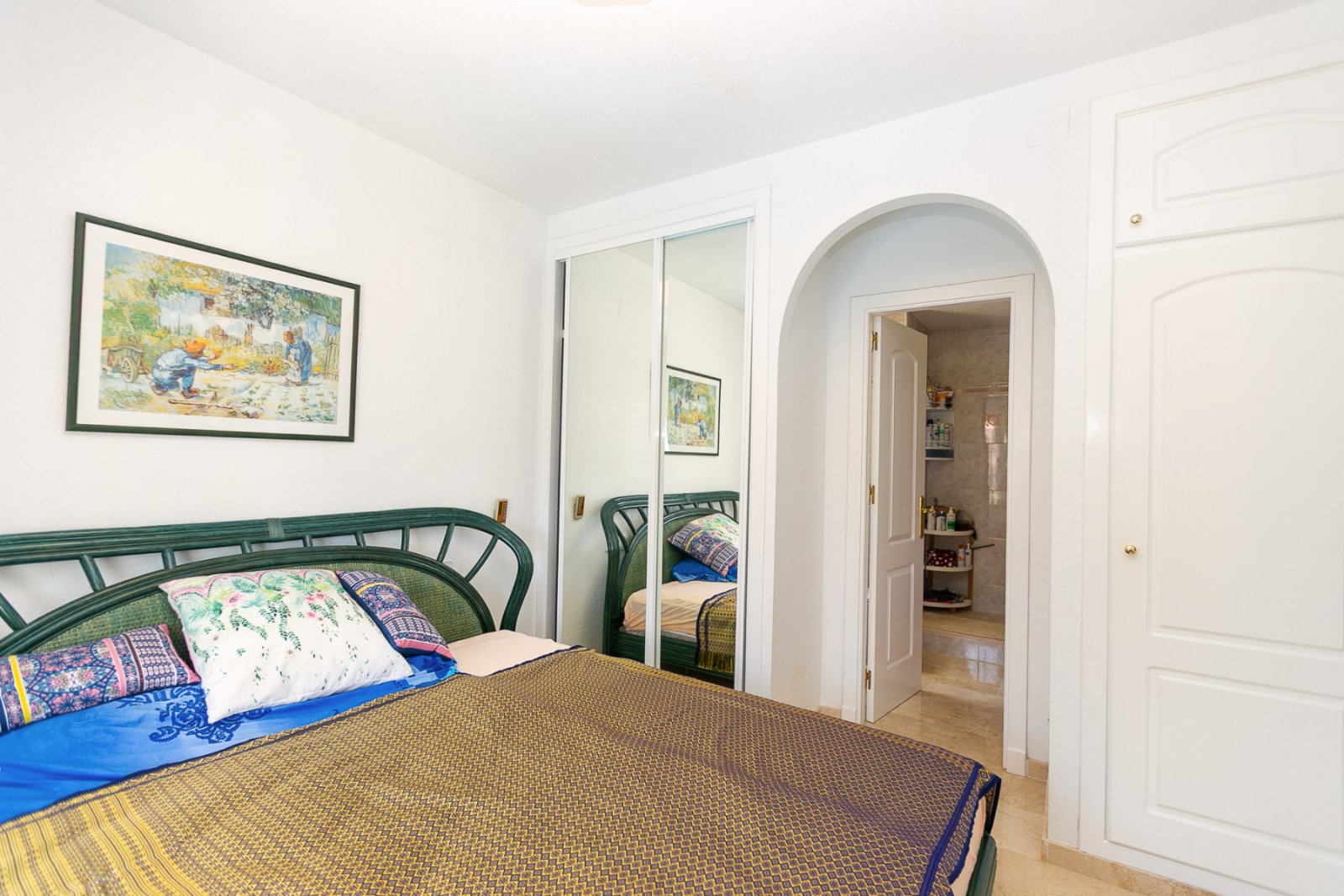  Wir präsentieren Ihnen diese wunderschöne freistehende Villa in der renommierten Urbanisation La Rioja in Villamartín, Orihuela Costa, einer der bege
