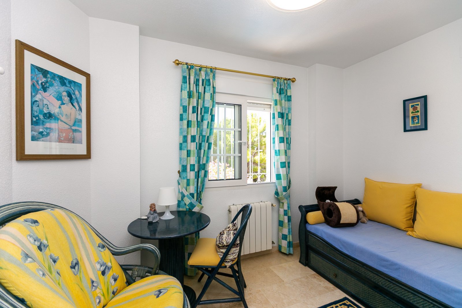  Wir präsentieren Ihnen diese wunderschöne freistehende Villa in der renommierten Urbanisation La Rioja in Villamartín, Orihuela Costa, einer der bege