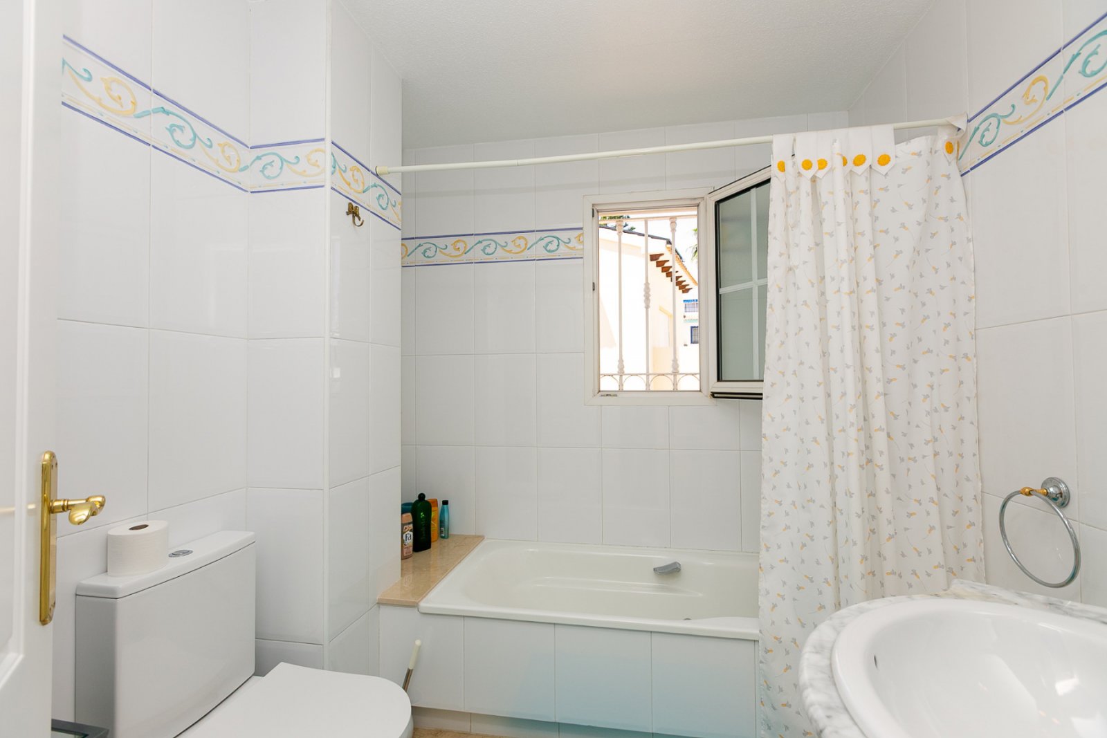  Wir präsentieren Ihnen diese wunderschöne freistehende Villa in der renommierten Urbanisation La Rioja in Villamartín, Orihuela Costa, einer der bege