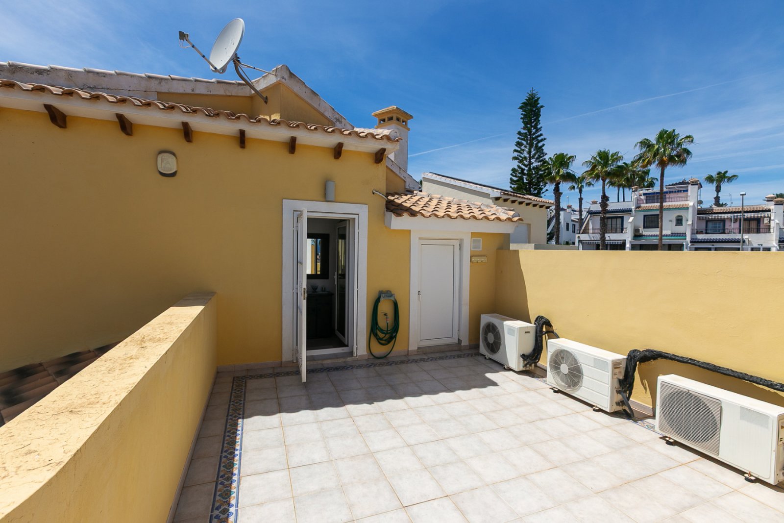  Wir präsentieren Ihnen diese wunderschöne freistehende Villa in der renommierten Urbanisation La Rioja in Villamartín, Orihuela Costa, einer der bege