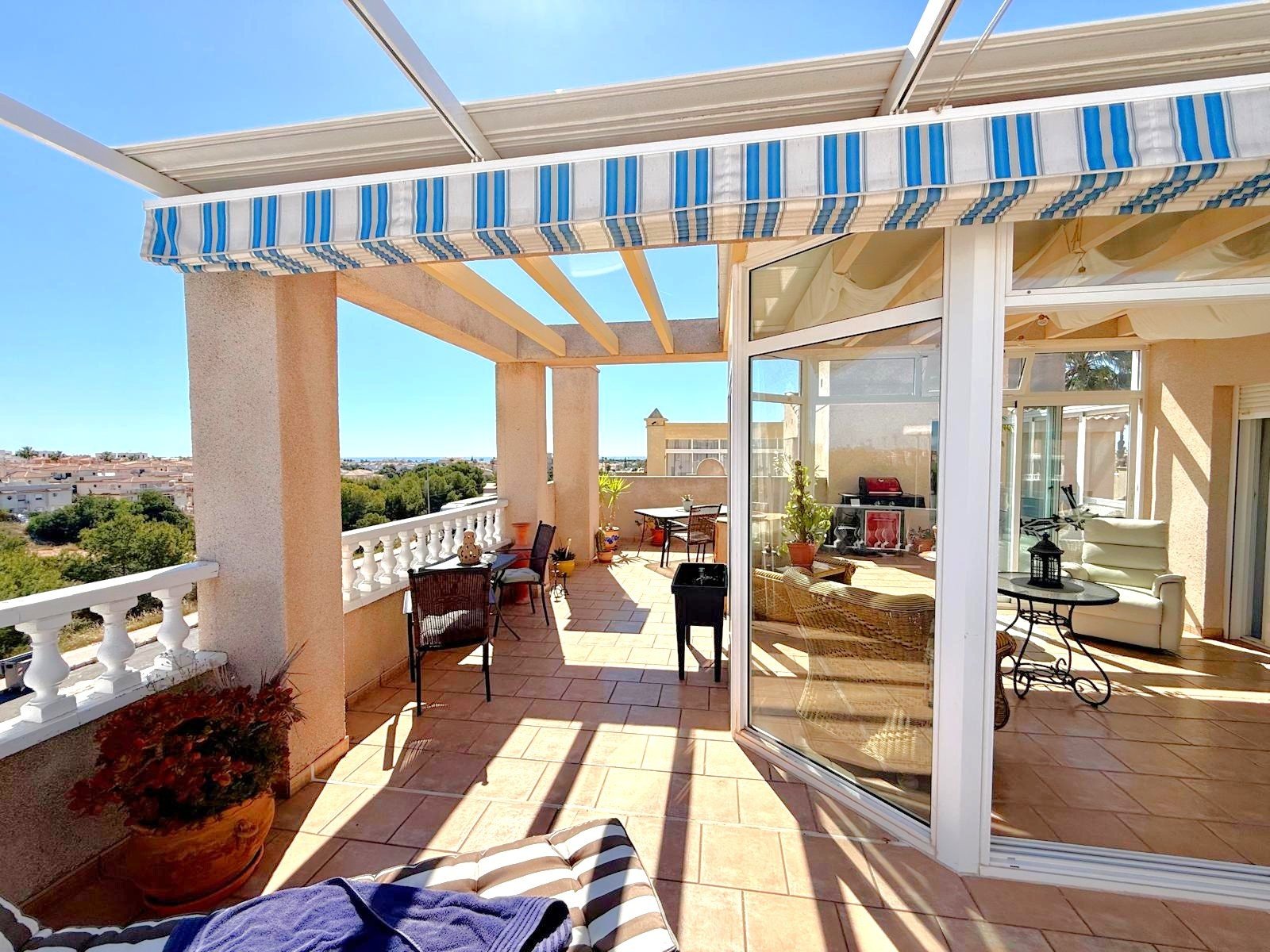 Duplex penthouse located in the prestigious gated complex of Miraflores.
A nice entrance hall distributes into 2 double bedrooms and a fam
