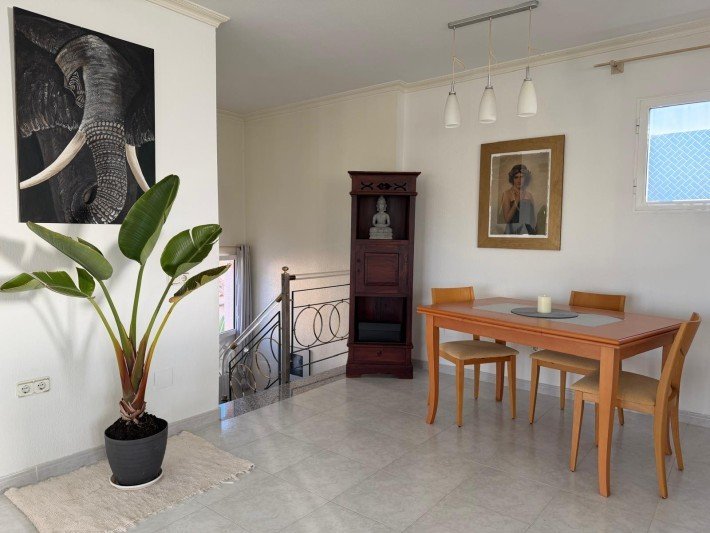 Duplex penthouse located in the prestigious gated complex of Miraflores.
A nice entrance hall distributes into 2 double bedrooms and a fam
