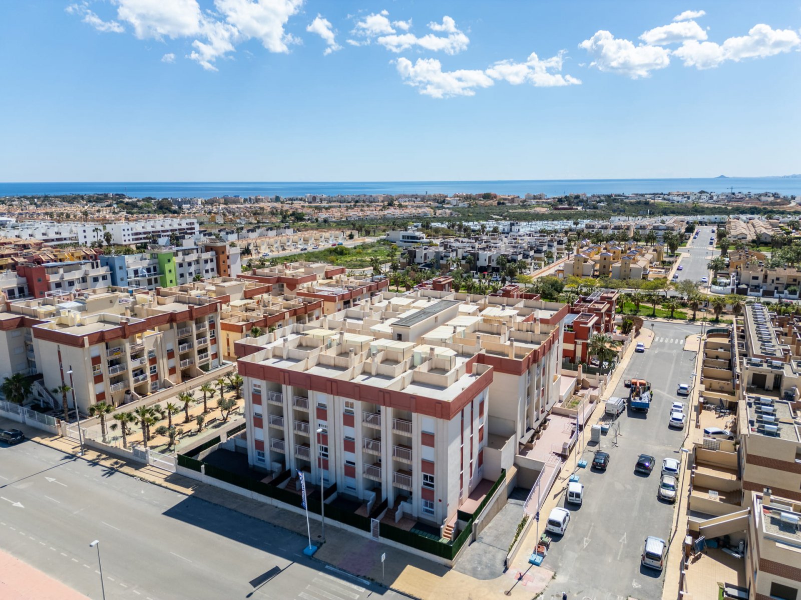 In der charmanten Stadt Orihuela gelegen, bietet diese Wohnanlage eine Vielzahl von Wohnoptionen, die unterschiedlichen Bedürfnissen und Lebensstilen