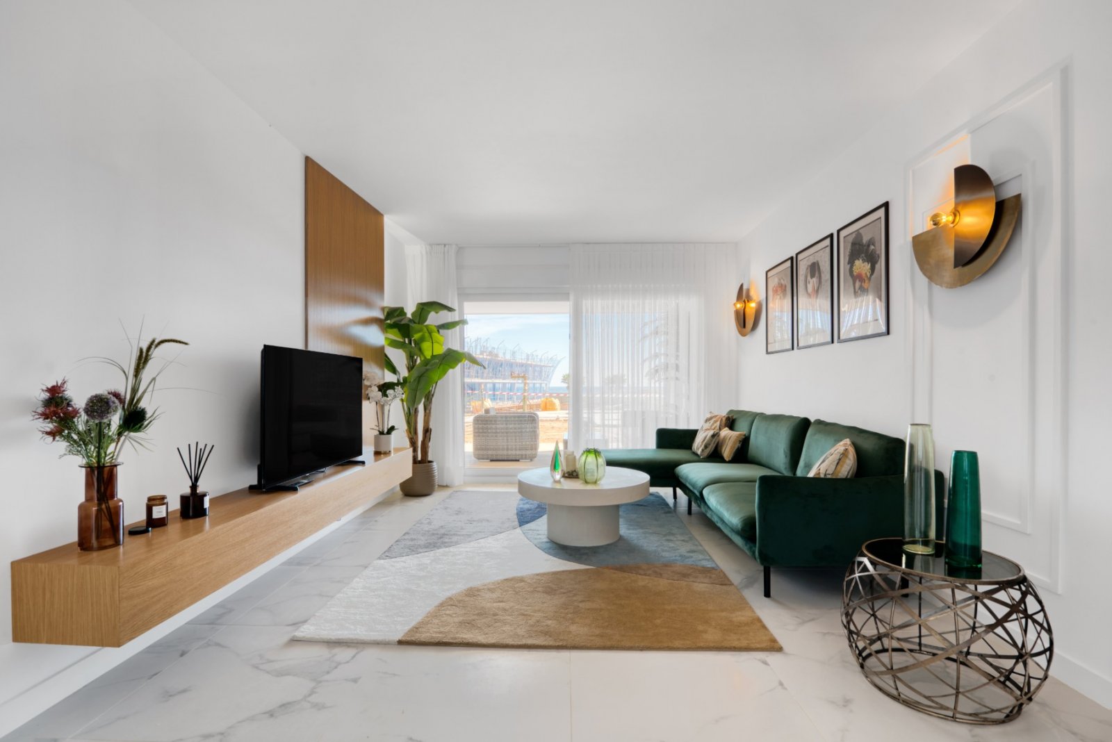 Experience luxury living with exclusive views of the sea and beach in Punta Prima, Torrevieja. This development offers 2- and 3-bedroom apartments,