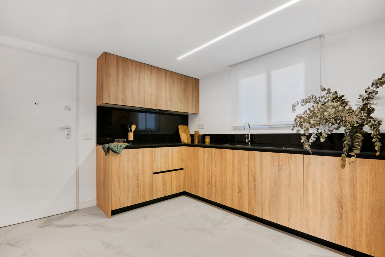 Experience luxury living with exclusive views of the sea and beach in Punta Prima, Torrevieja. This development offers 2- and 3-bedroom apartments,