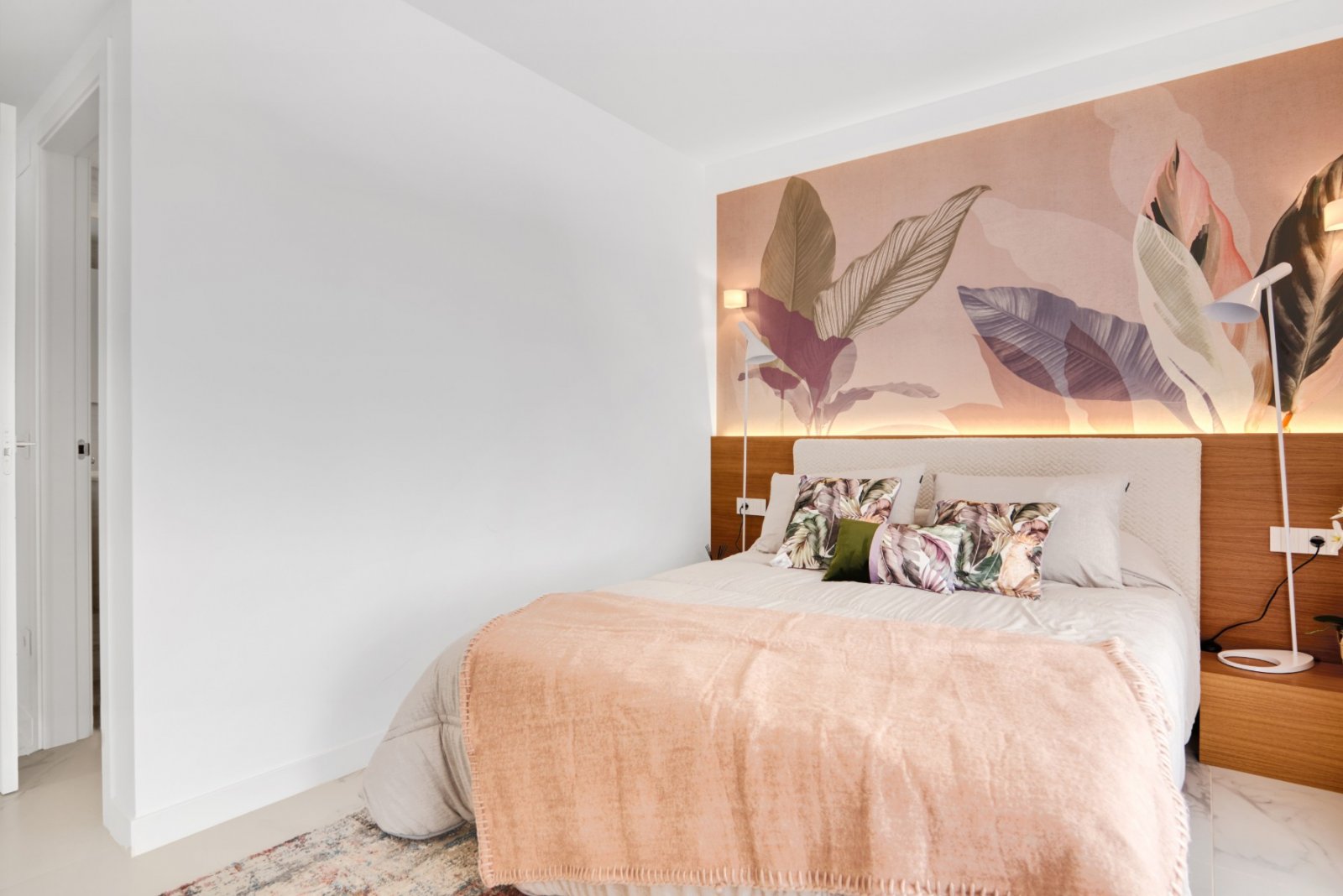 Experience luxury living with exclusive views of the sea and beach in Punta Prima, Torrevieja. This development offers 2- and 3-bedroom apartments,