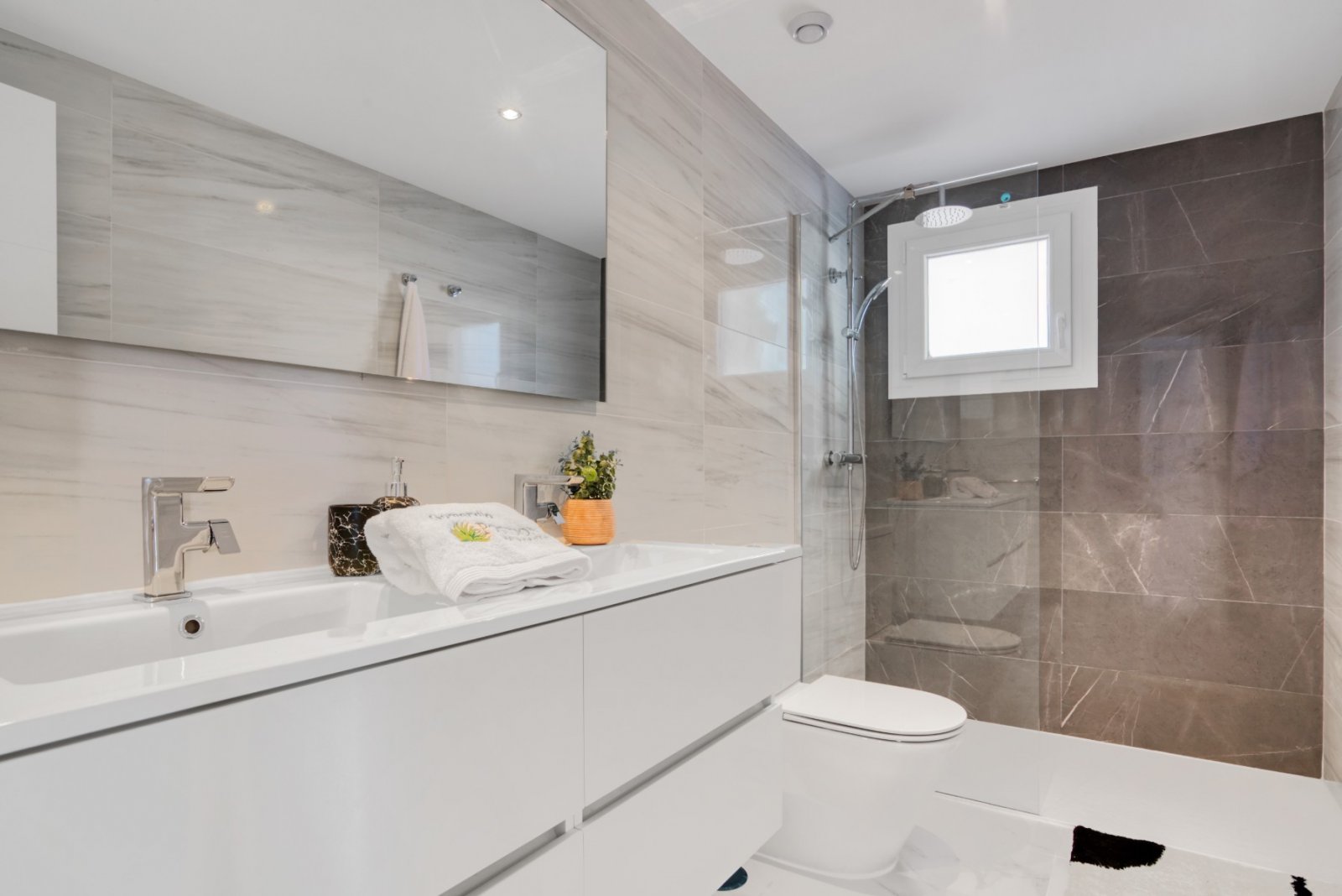Experience luxury living with exclusive views of the sea and beach in Punta Prima, Torrevieja. This development offers 2- and 3-bedroom apartments,