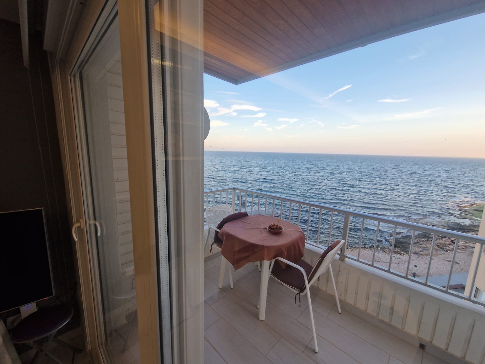 Torrevieja:  Komplett renovierte Wohnung in erster Meereslinie mit 3 Schlafzimmern.
Entdecken Sie die perfekte Mischung aus Luxus, Kom 
