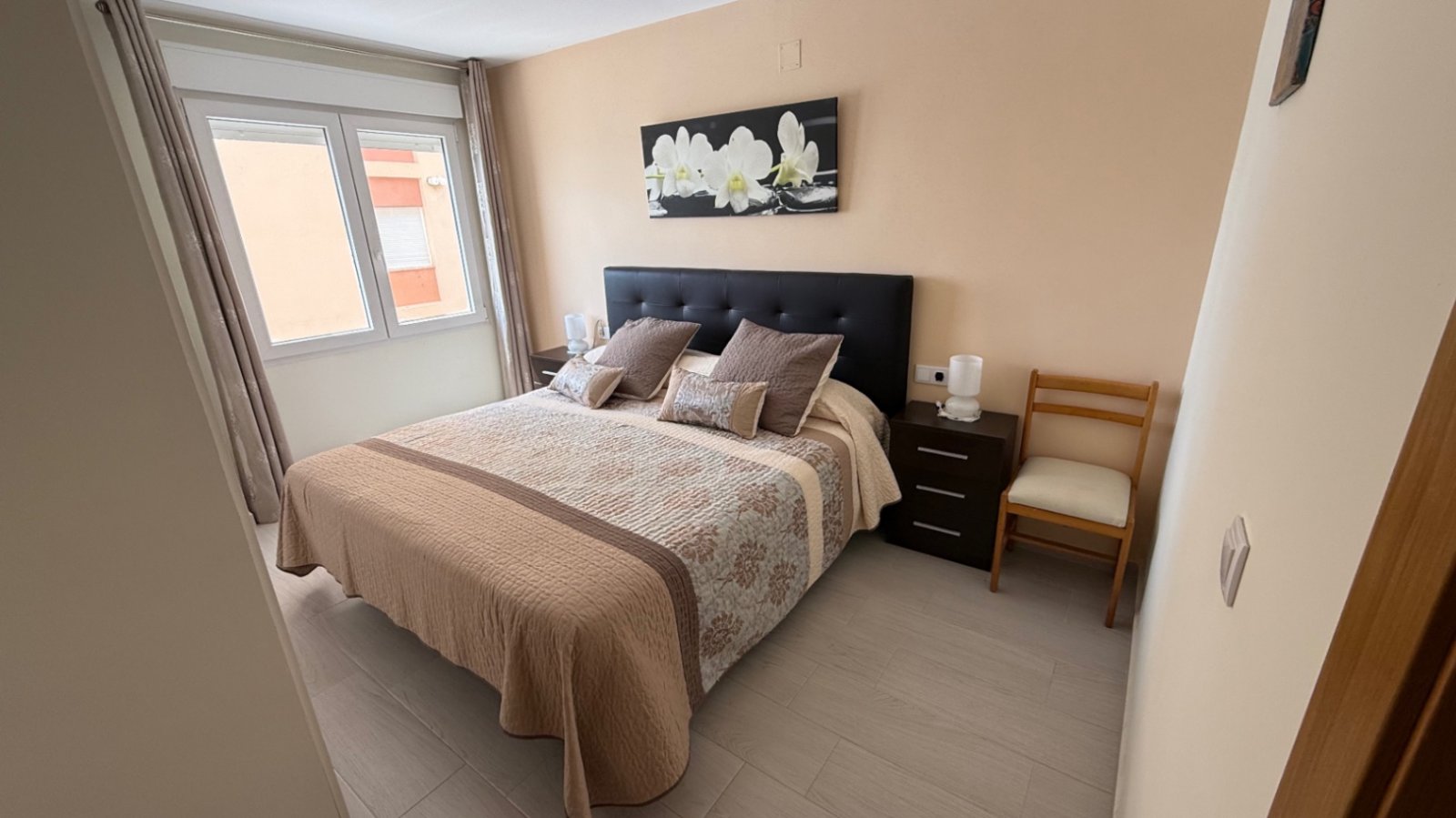 Komplett renovierte Wohnung in erster Meereslinie mit 3 Schlafzimmern.

Entdecken Sie die perfekte Mischung aus Luxus, Kom