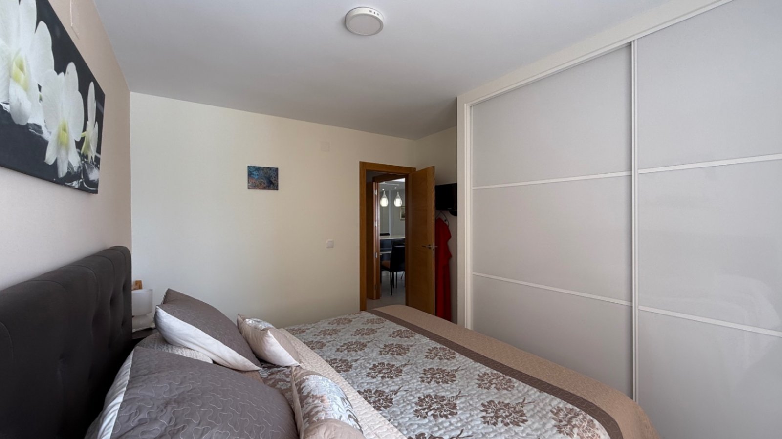 Komplett renovierte Wohnung in erster Meereslinie mit 3 Schlafzimmern.

Entdecken Sie die perfekte Mischung aus Luxus, Kom