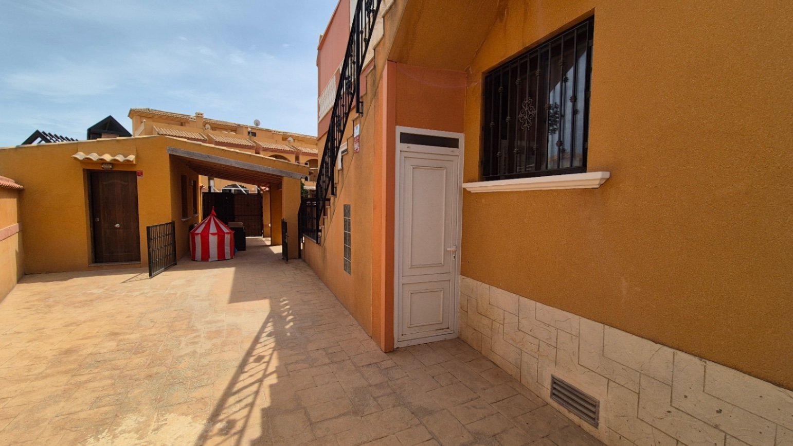 Charmante 2-Schlafzimmer-Villa in Aguas Nuevas, Sektor 25 - Torrevieja

Diese reizende, nach Südosten ausgerichtete, unabh