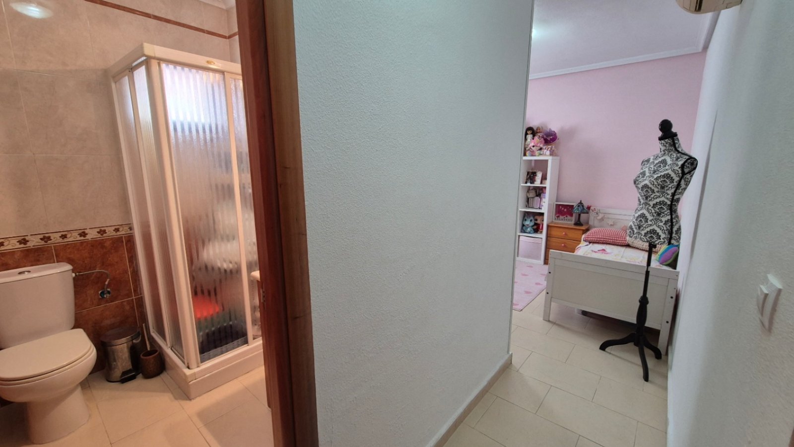 Charmante 2-Schlafzimmer-Villa in Aguas Nuevas, Sektor 25 - Torrevieja

Diese reizende, nach Südosten ausgerichtete, unabh