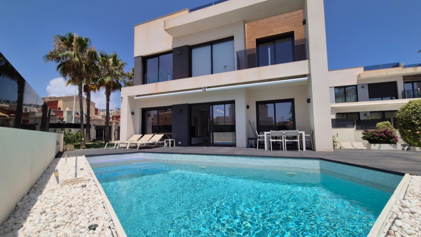 Moderne Villa mit privatem Schwimmbad und Parkplatz abseits der Straße.

Diese Immobilie besteht im Erdgeschoss aus einem