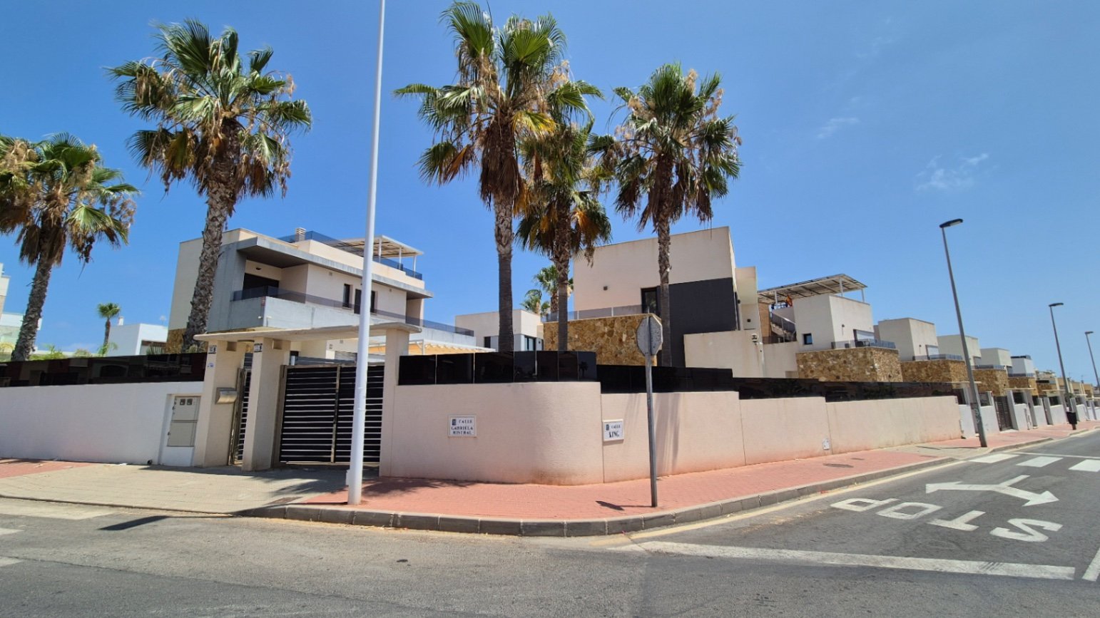 Moderne Villa mit privatem Schwimmbad und Parkplatz abseits der Straße.

Diese Immobilie besteht im Erdgeschoss aus einem
