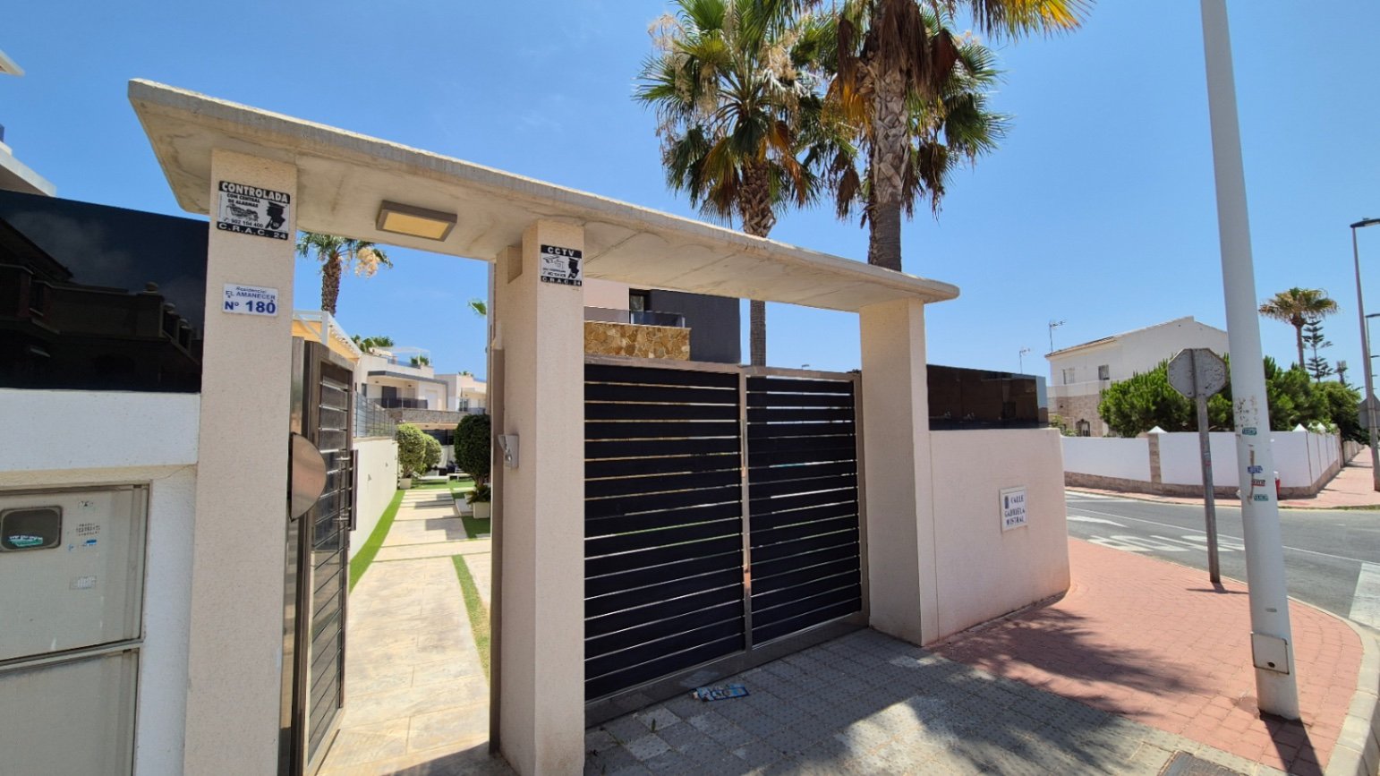 Moderne Villa mit privatem Schwimmbad und Parkplatz abseits der Straße.

Diese Immobilie besteht im Erdgeschoss aus einem