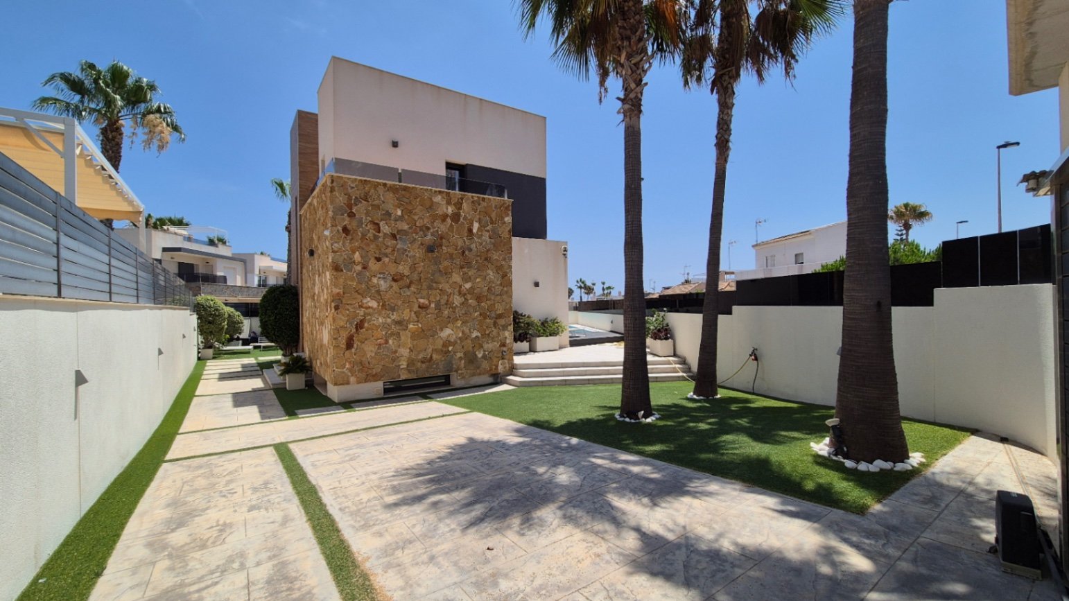 Moderne Villa mit privatem Schwimmbad und Parkplatz abseits der Straße.

Diese Immobilie besteht im Erdgeschoss aus einem