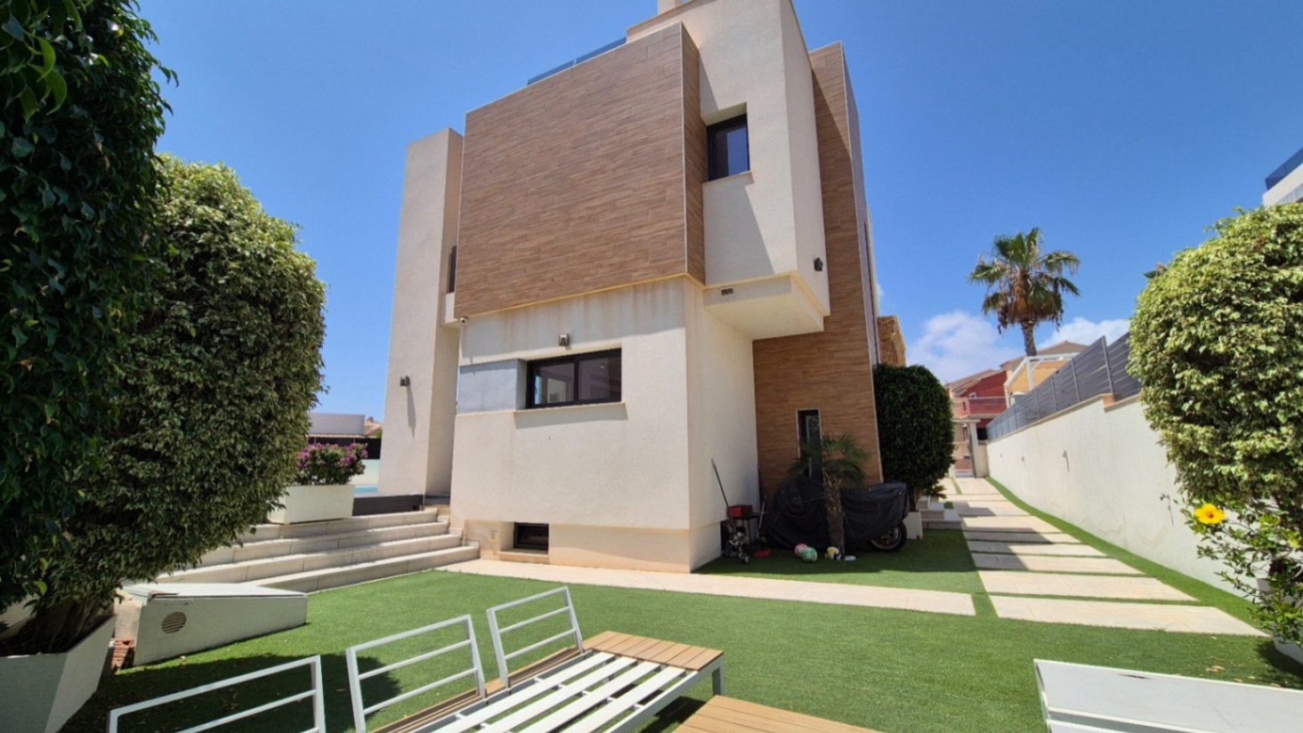 Moderne Villa mit privatem Schwimmbad und Parkplatz abseits der Straße.

Diese Immobilie besteht im Erdgeschoss aus einem