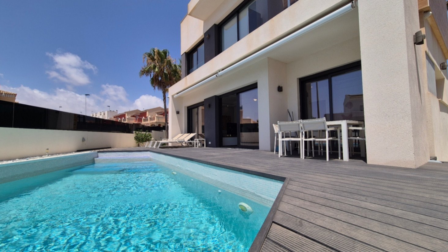 Moderne Villa mit privatem Schwimmbad und Parkplatz abseits der Straße.

Diese Immobilie besteht im Erdgeschoss aus einem