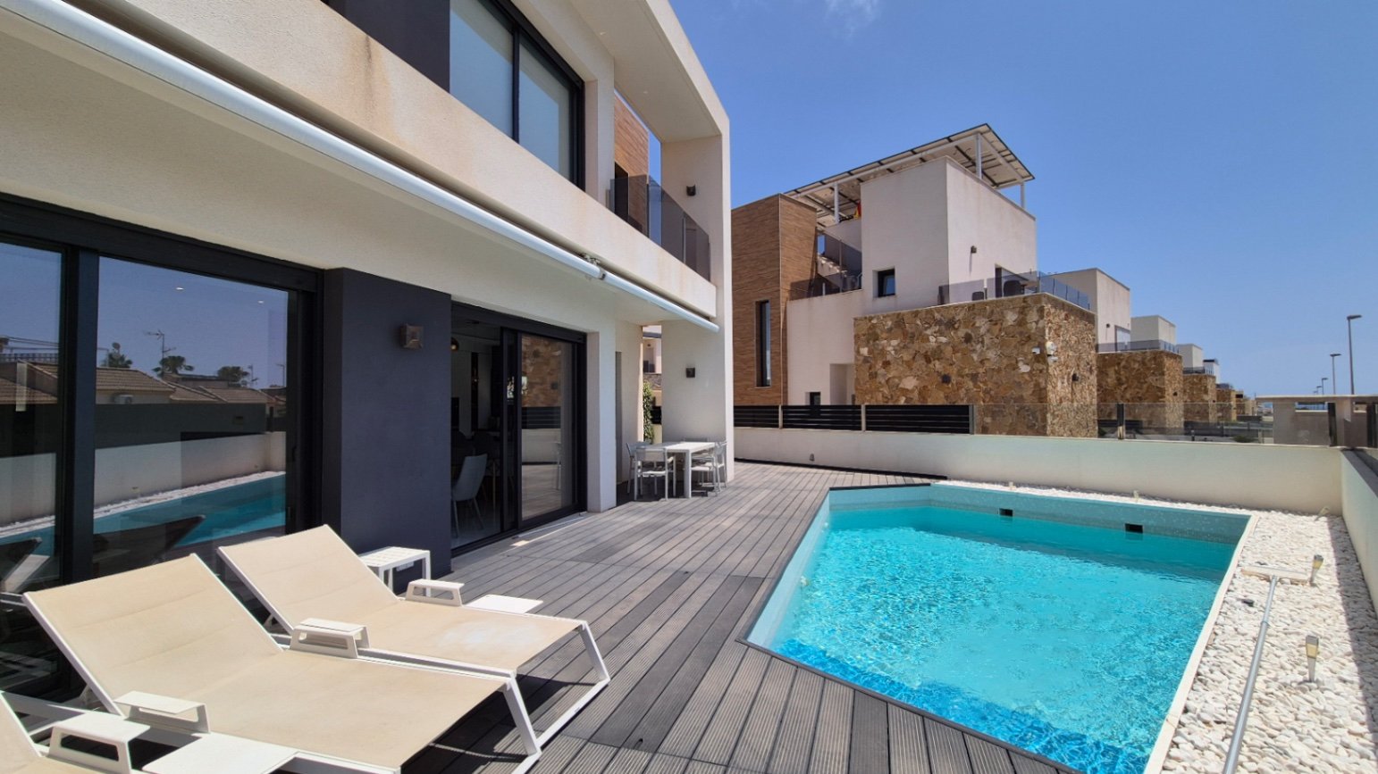 Moderne Villa mit privatem Schwimmbad und Parkplatz abseits der Straße.

Diese Immobilie besteht im Erdgeschoss aus einem