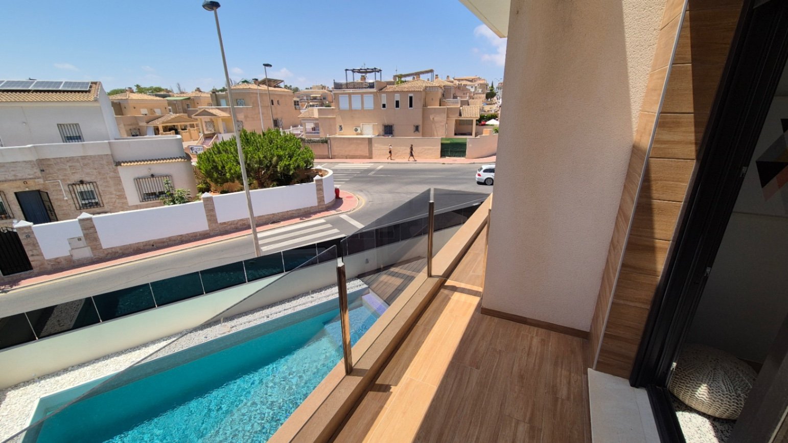 Moderne Villa mit privatem Schwimmbad und Parkplatz abseits der Straße.

Diese Immobilie besteht im Erdgeschoss aus einem