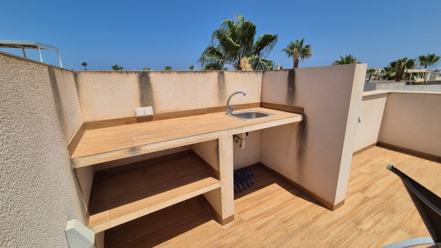 Moderne Villa mit privatem Schwimmbad und Parkplatz abseits der Straße.

Diese Immobilie besteht im Erdgeschoss aus einem