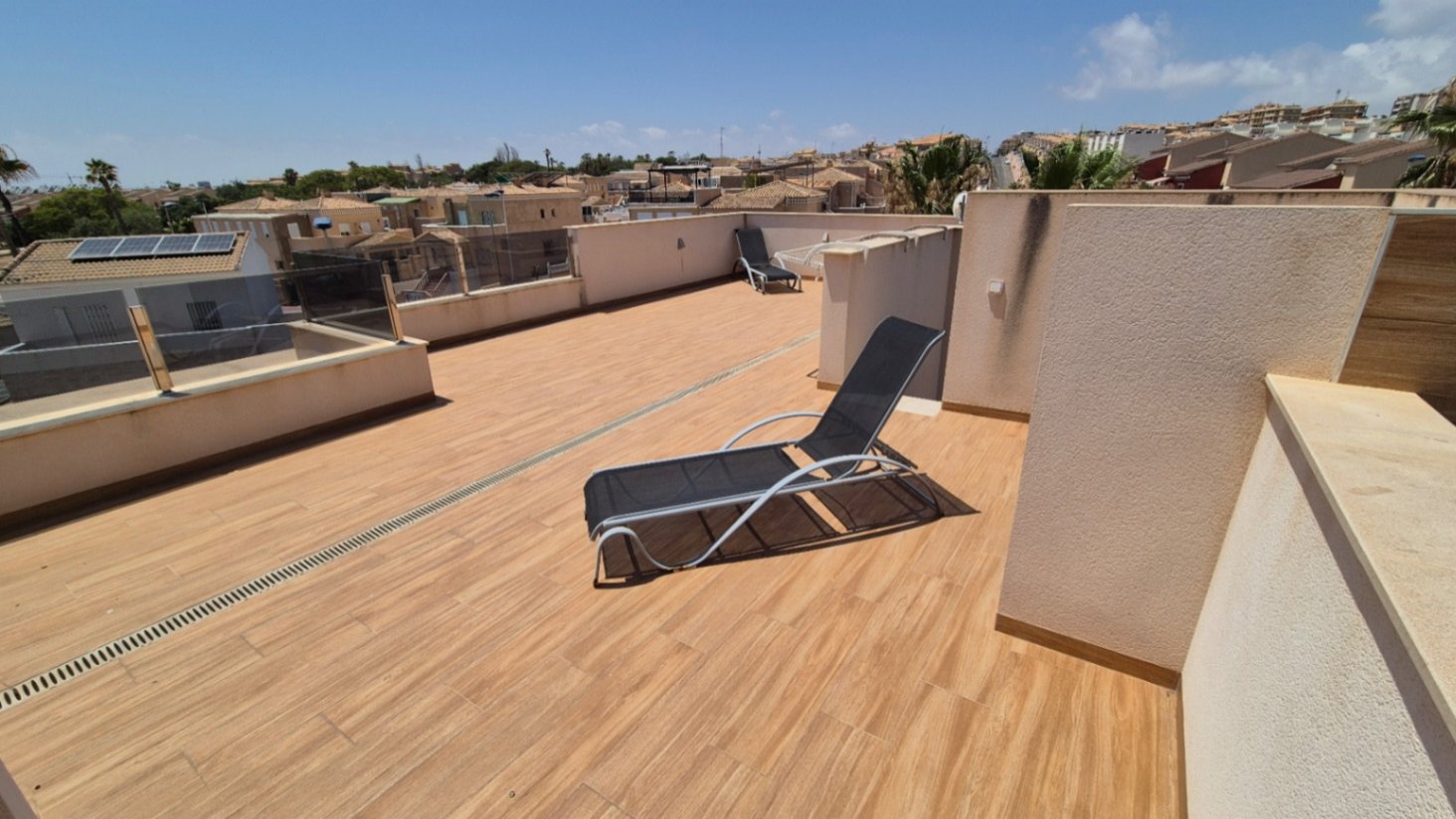 Moderne Villa mit privatem Schwimmbad und Parkplatz abseits der Straße.

Diese Immobilie besteht im Erdgeschoss aus einem
