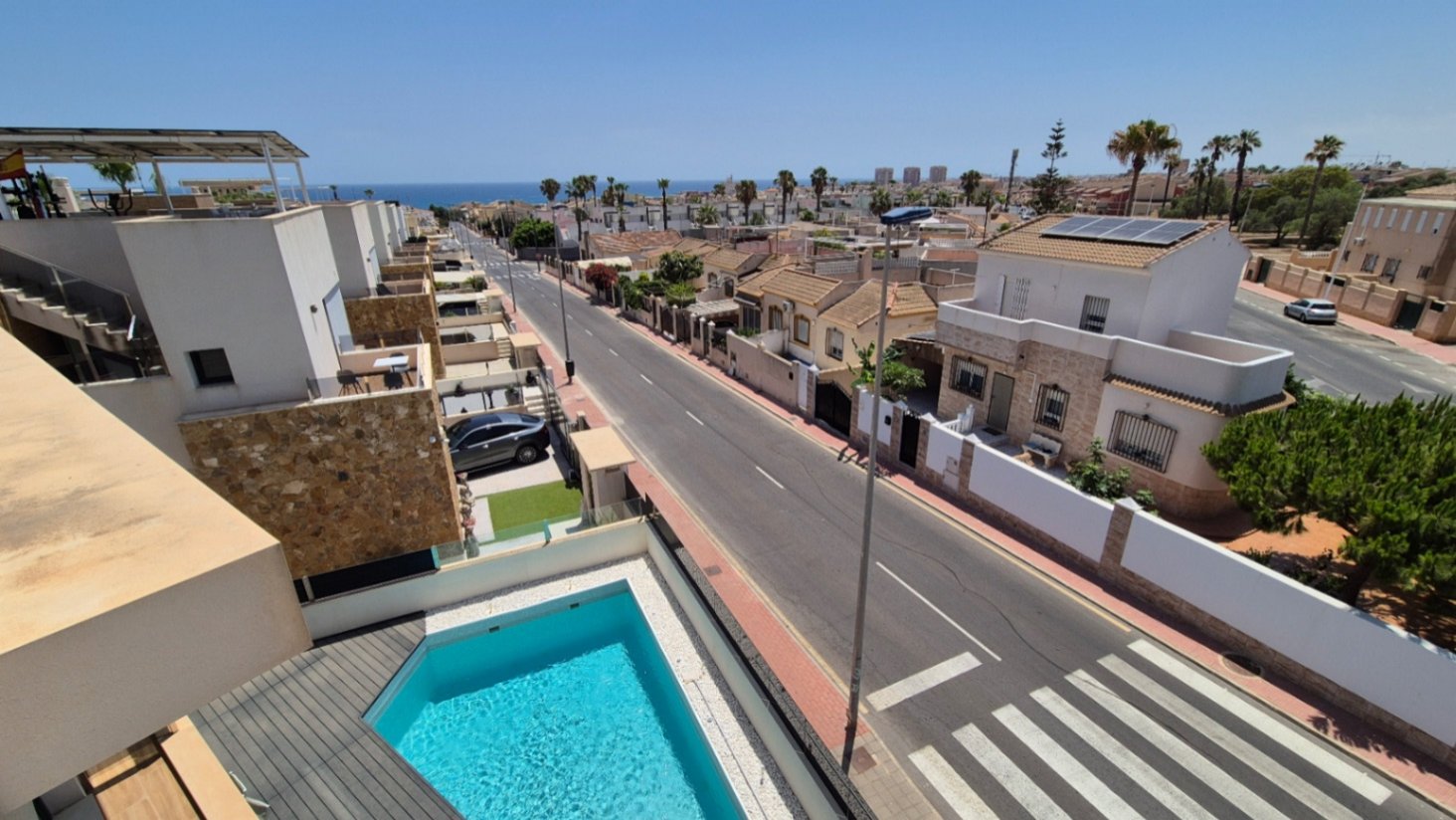 Moderne Villa mit privatem Schwimmbad und Parkplatz abseits der Straße.

Diese Immobilie besteht im Erdgeschoss aus einem