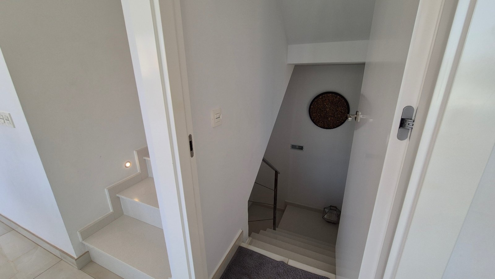 Moderne Villa mit privatem Schwimmbad und Parkplatz abseits der Straße.

Diese Immobilie besteht im Erdgeschoss aus einem